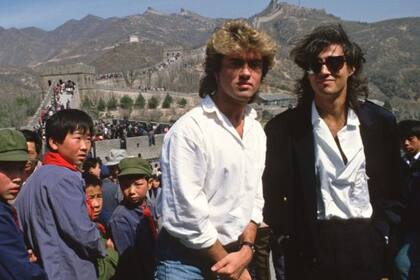 George Michael y Andrew Ridgeley en la Muralla China, en 1985, en el ápice de su fama global