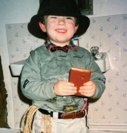 George Ridgway disfrazado de su ídolo indiana Jones en su infancia (George Ridgway/PA)