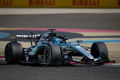 George Russell acelera con el Mercedes en el tercer día de pruebas libres de la Fórmula 1 en Bahréin, hace dos semanas; esa compañía también provee a McLaren, Williams y Alpine.
