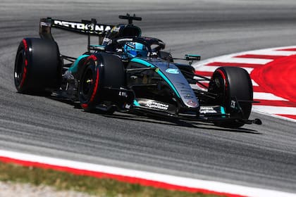 George Russell hizo la pole el sábado y saca ventajas durante la carrera