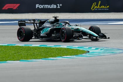 George Russell no tuvo una buena jornada en Sepang: su motor dejó de funcionar cerca del final de la carrera (AP Photo/Aijaz Rahi)