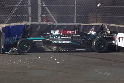 George Russell perdió el control del Mercedes y terminó contra la barrera de contención; el británico se bajó dolorido