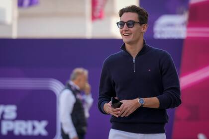 George Russell, piloto de Mercedes en el paddock del Gran Premio de Qatar, el jueves 28 de noviembre de 2024, en Lusail. (AP Foto/Darko Bandic)