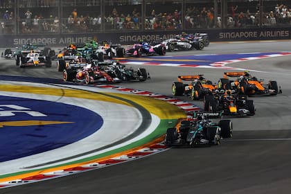 George Russell toma la cabeza de la carrera, por delante de Max Verstappen; detrás, Lando Norris y Oscar Piastri desatan la batalla que finalizó con un roce entre los pilotos de McLaren