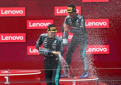 George Russell y Andrea Kimi Antonelli desatan la celebración en el podio del Gran Premio de Austria; Mercedes repartió premios para sus pilotos