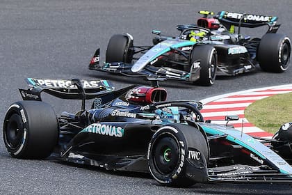 George Russell y Lewis Hamilton transitan el circuito de Suzuka, Japón; este año Mercedes marcha cuarto, lejos de sus antecesores y en plena puja con Aston Martin.
