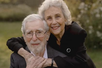 George Strausman tiene 102 años, vive en Nueva York junto a su esposa Nancy y halló una pasión en la cerámica