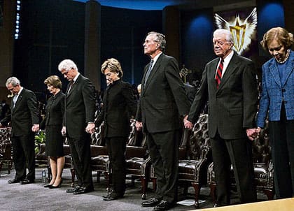George W. y Laura Bush; Bill y Hillary Clinton; George H.W. Bush y Jimmy y Rosalyn Carter, en una misa