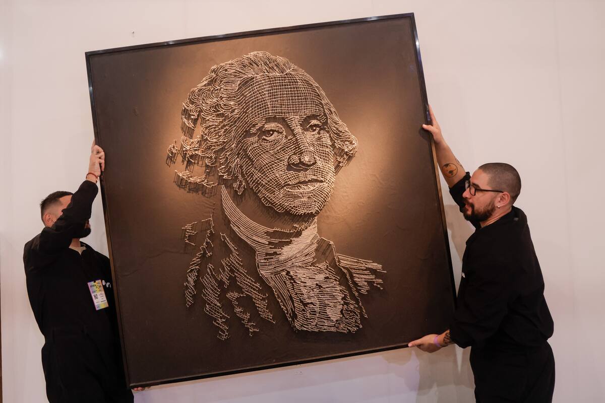 George Washington retratado por el grupo Mondongo con hilo plateado, en Barro