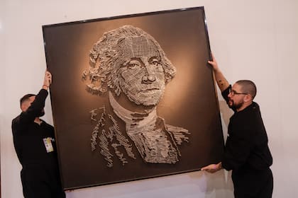George Washington retratado por el grupo Mondongo con hilo plateado, en Barro