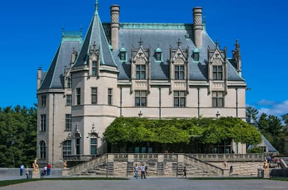 George Washington Vanderbilt comenzó a adquirir vastas extensiones de tierra con la visión de crear una estancia imponente.