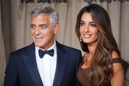 George y Amal Clooney obtuvieron la ciudadanía francesa, lo que generó críticas internas en el gobierno de Macron por el contraste con los nuevos requisitos para inmigrantes