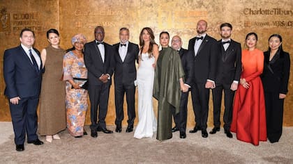 George y Amal posan con todos los homenajeados de la noche.