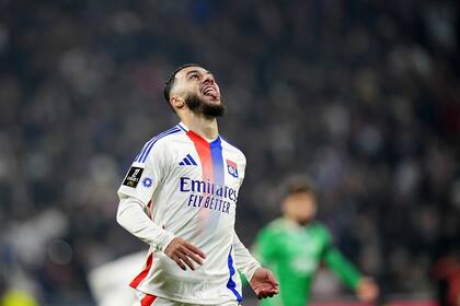Georges Mikautadze del Lyon durante el partido contra Saint-Etienne en la liga francesa, el domingo 10 de noviembre de 2024. (AP Foto/Laurent Cipriani)