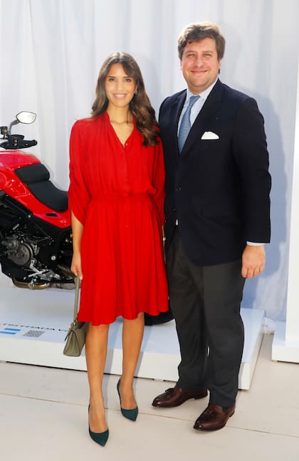 Georgie Neuss y Taina Laurino con un diseño de Salvatore Ferragamo