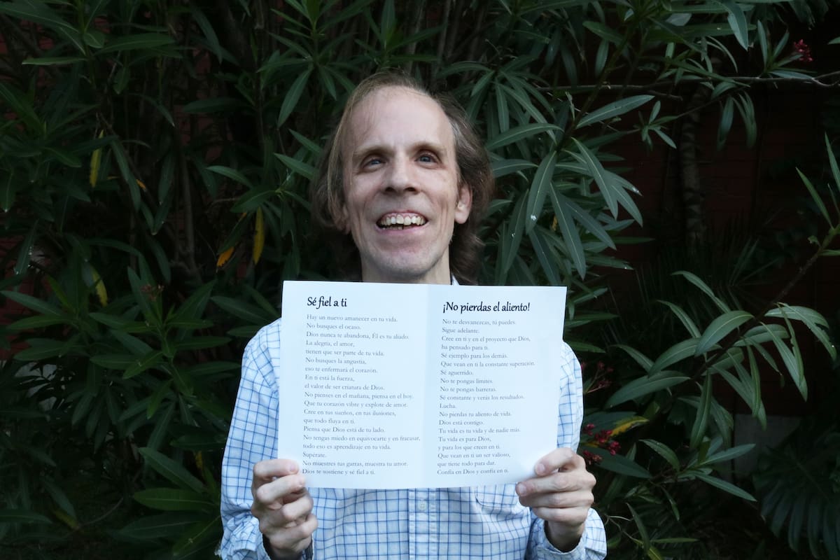 Georgie quiere compilar sus mas de 2.000 poemas en un libro de poesías.