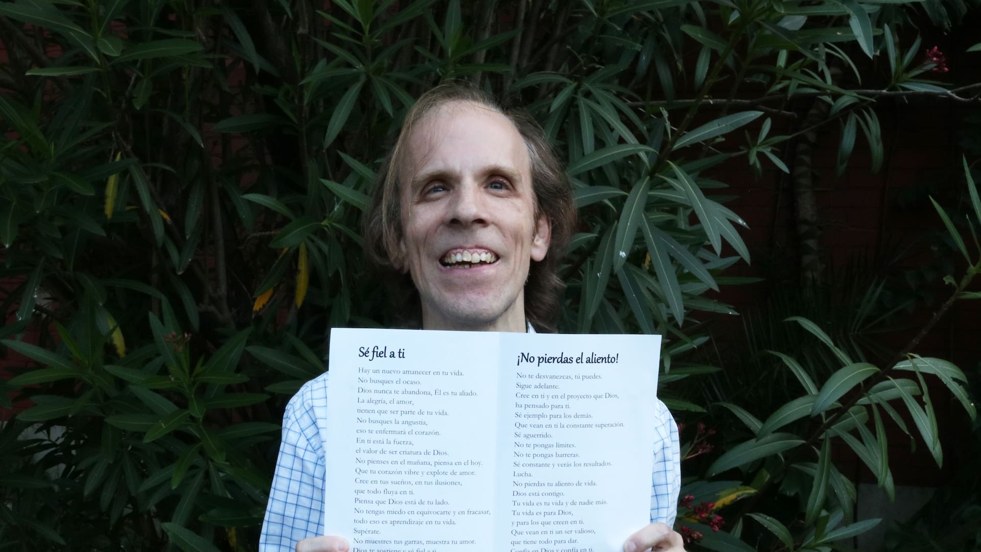 Georgie quiere compilar sus mas de 2.000 poemas en un libro de poesías.