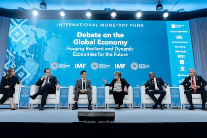 Georgieva destacó la disciplina fiscal de la Argentina y afirmó que el país pagará por adelantado al FMI, durante el debate que compartió con Caputo en Bangkok