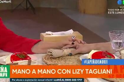 Georgina Barbarossa toma la mano de Lizy Tagliani mientras la actriz y comediate cuenta una dolorosa situación de su infancia