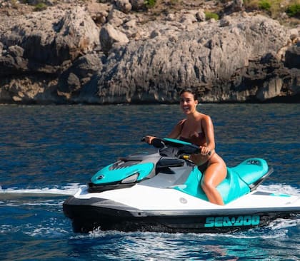 Georgina, divertida en la moto de agua
