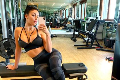 Georgina Rodríguez, pareja de Cristiano Ronaldo, en el espectacular gimnasio que el futbolista y la modelo montaron en su casa en Turín.