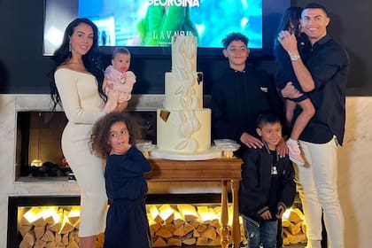 Georgina Rodríguez y Cristiano Ronaldo junto a sus hijos (Foto Instagram @georginagio)