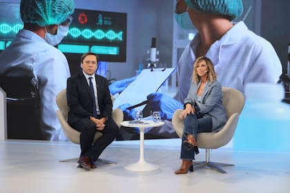 Georgina Sposetti (médica investigadora fundadora y CEO de Un Ensayo para Mí) junto a José Del Rio (secretario general de Redacción de LA NACION)