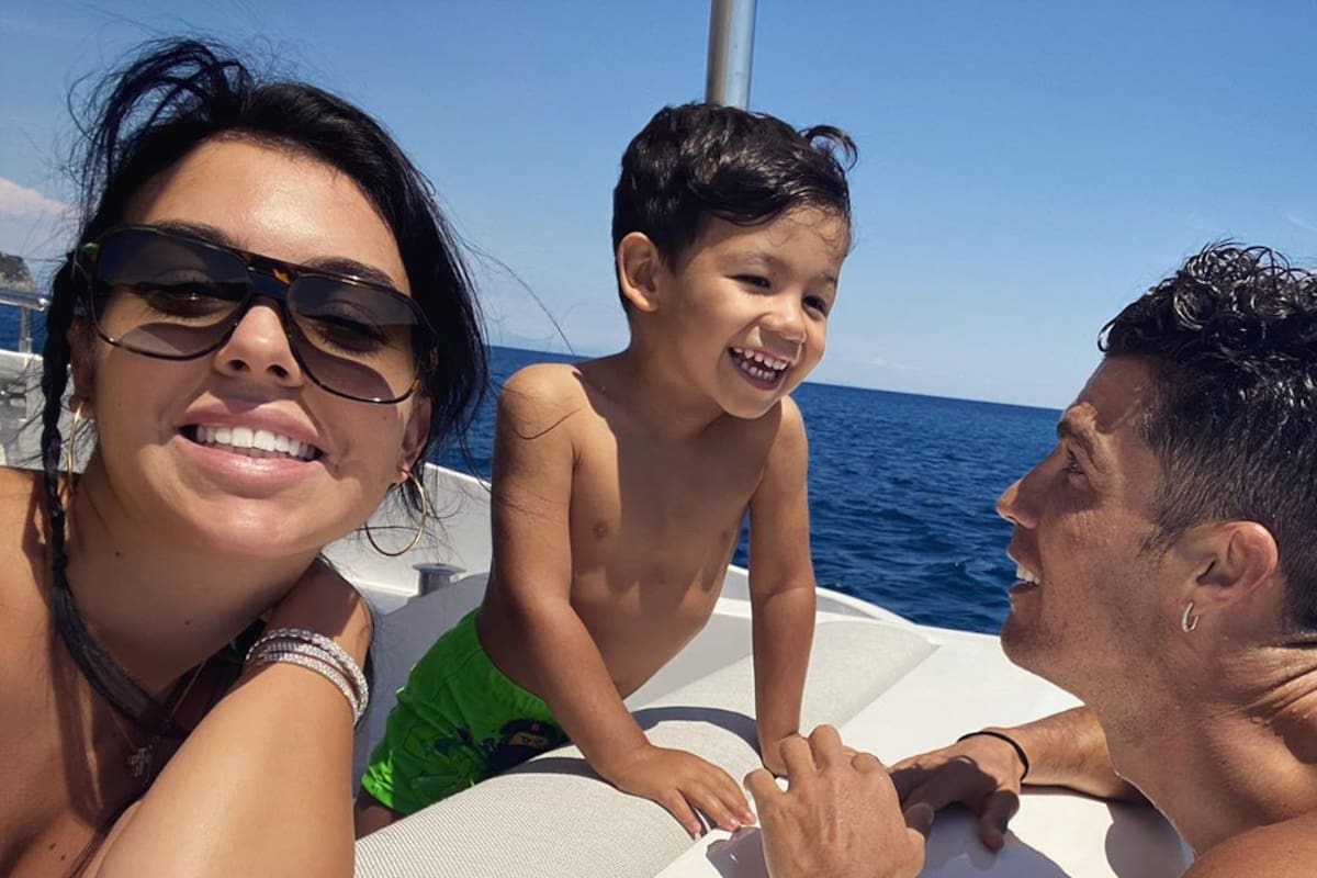 Georgina y Cristiano con el pequeño Mateo, de tres años.