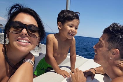 Georgina y Cristiano con el pequeño Mateo, de tres años.