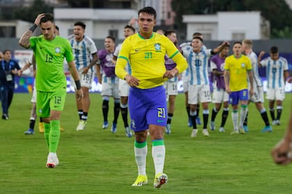 Geovane (21) Yel portero Matheus Donelli (12), de Brasil, salen del campo después de perder 1-0 contra Argentina en el último partido del torneo clasificatorio para los Juegos Olímpicos Paris 2024