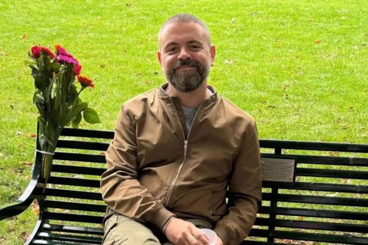 Geraint, visto aquí en el banco conmemorativo de su esposa, dice que acepta que su dolor "nunca desaparecerá"