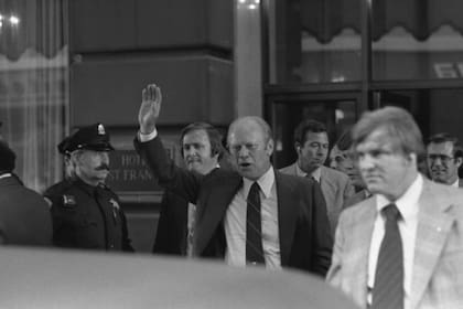Gerald Ford, presidente de los EEUU sale del hotel St. Francis y saluda a sus seguidores, segundos antes de que Sara Jane Moore atente contra su vida