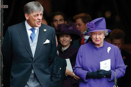 Gerald Grosvenor, VI duque de Westminster, con la reina Isabel II, quien fue la invitada de honor en la boda de Tamara, hermana mayor de Hugh, que se realizó en Chester, en 2004.
