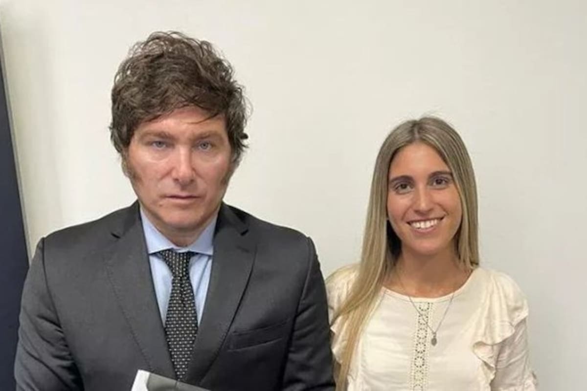 Geraldine Calvella junto a Javier Milei.
