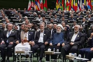 Geraldo Alckmin (izq), vicepresidente de Brasil, representó a Luiz Inacio Lula da Silva en la toma de posesión del presidente iraní, Masoud Pezeshkian, en Teherán; a la derecha de la imagen, Ismail Haniyeh, líder de Hamas asesinado en la capital iraní