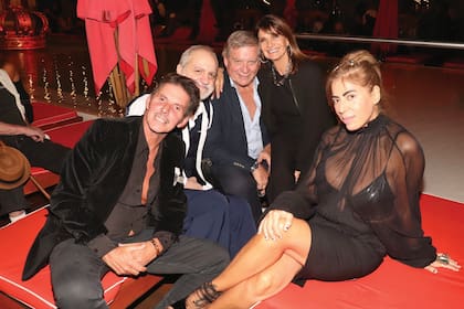 Gerard Confalonieri, Laurencio Adot, Gonzalo Bergadá, su mujer Teresa Calandra y Naná Polesello, distentidos conversando