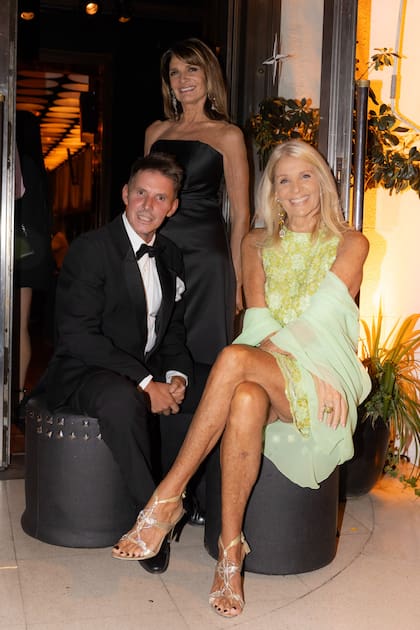 Gerard Confalonieri se puso al día con Teresa Calandra y Evelyn Scheidl, ex top models. "Nos vestimos mientras mirábamos la alfombra roja de los Oscar", contaron al unísono.