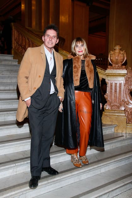 Gerard Confalonieri y Fabiana Cantilo posan en las escalinatas del Teatro Colón.