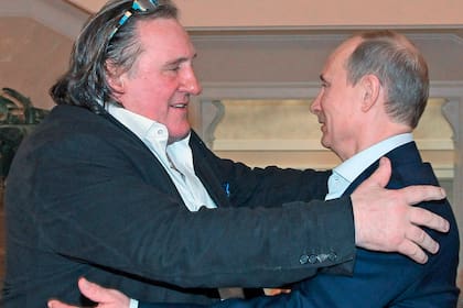 Gerard Depardieu junto a Vladimir Putin, el día que recibió su pasaporte ruso, en 2013