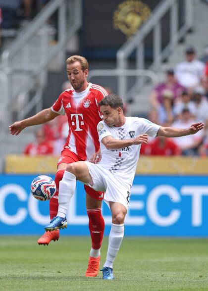 Gerard Garriga disputa una pelota con Harry Keane, en la derrota frente al Bayern