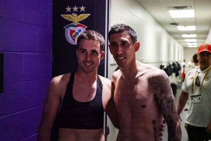 Gerard Garriga y Ángel Di María, luego del partido entre Auckland City y Benfica