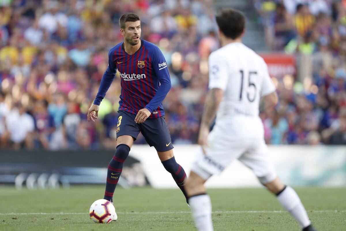 Gerard Piqué, del FC Barcelona, Nahitan Nandez de Boca, durante el partido de Trofeu Joan Gamper entre el Barcelona y el Boca Juniors en el estadio Camp Nou el 15 de agosto de 2018 en Barcelona, España