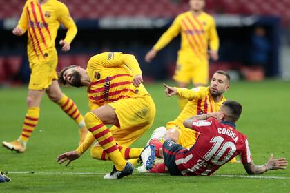 Gerard Piqué hace un gesto de dolor luego de la entrada del jugador del Atlético de Madrid, Angel Correa.