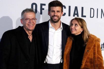 Gerard Piqué junto a sus padres