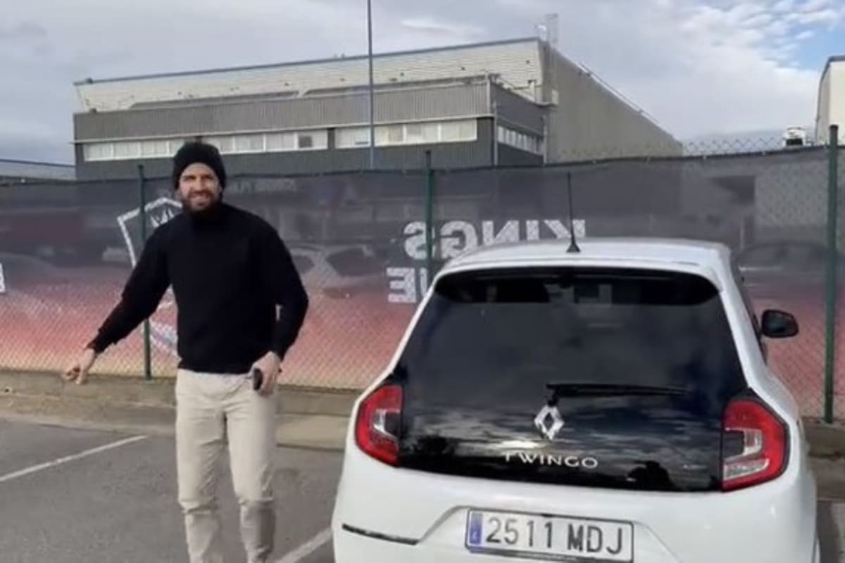 Gerard Piqué junto a un Renault Twingo en su llegada a la Kings League
