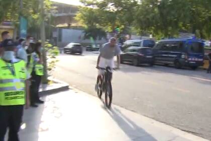 Gerard Piqué llega en bicicleta al Camp Nou