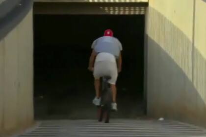 Gerard Piqué llegó al estadio Camp Nou de Barcelona en bicicleta.