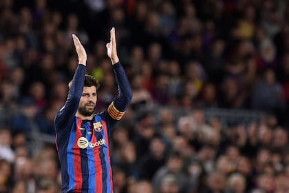 Gerard Piqué saluda por última vez a los hinchas de Barcelona en el Camp Nou: a los 35 años, el defensor decidió retirarse del fútbol profesional