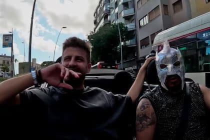 Gerard Piqué sonríe con el Escorpión Dorado