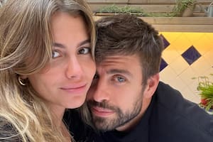 Gerard Piqué y Clara Chía Martí fueron captados juntos durante un partido de fútbol en España